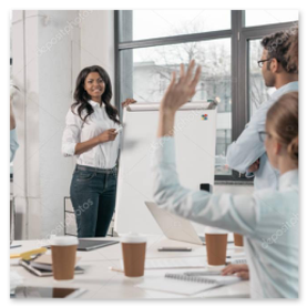 Tavolo di lavoro durante un workshop con spartiti