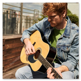 Soprano solista in primo piano con luce radente