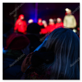 Coro sul palco illuminato, primo brano del concerto