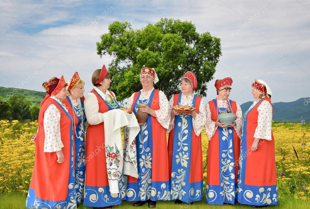 Coro in concerto all'aperto durante il tour estivo