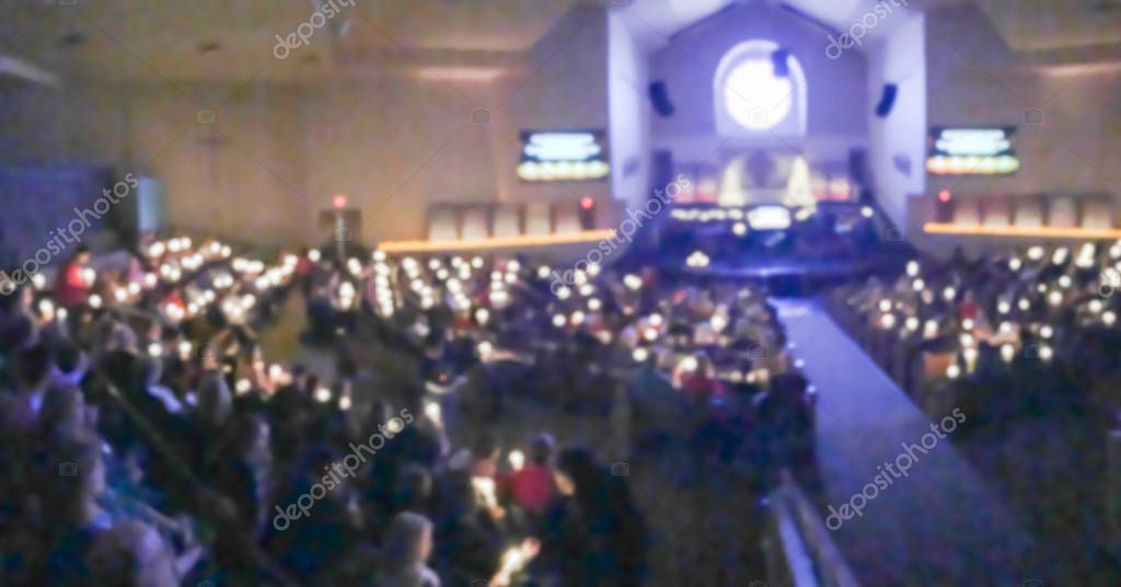 Concerto serale nel chiostro illuminato da candele